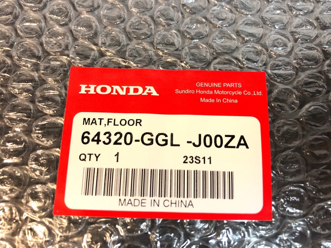 Коврик резиновый (ЧЕРНЫЙ) Honda Giorno AF70 (64320-GGL-J00ZA) оригинал