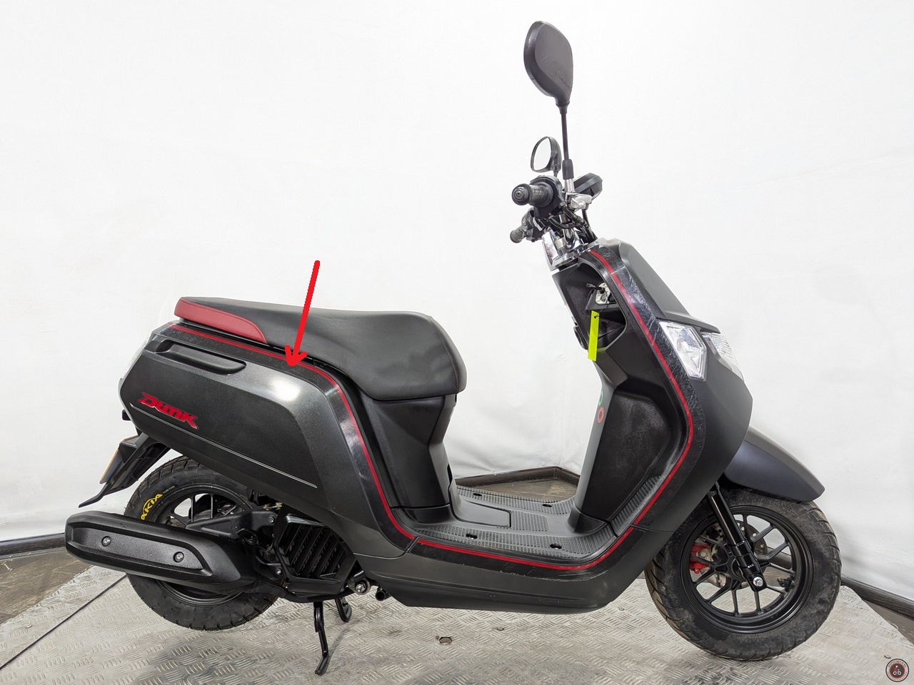 Наклейка на боковой обтекатель (правая) Honda Dunk AF74 / AF78 (86836-GGZ-J50ZB) оригинал
