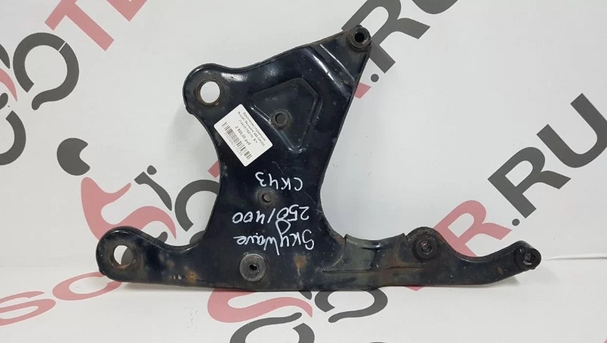 Крепление глушителя Suzuki SkyWave 250 / 400 CJ43A / CK43A (14410-15G10)  Б/У