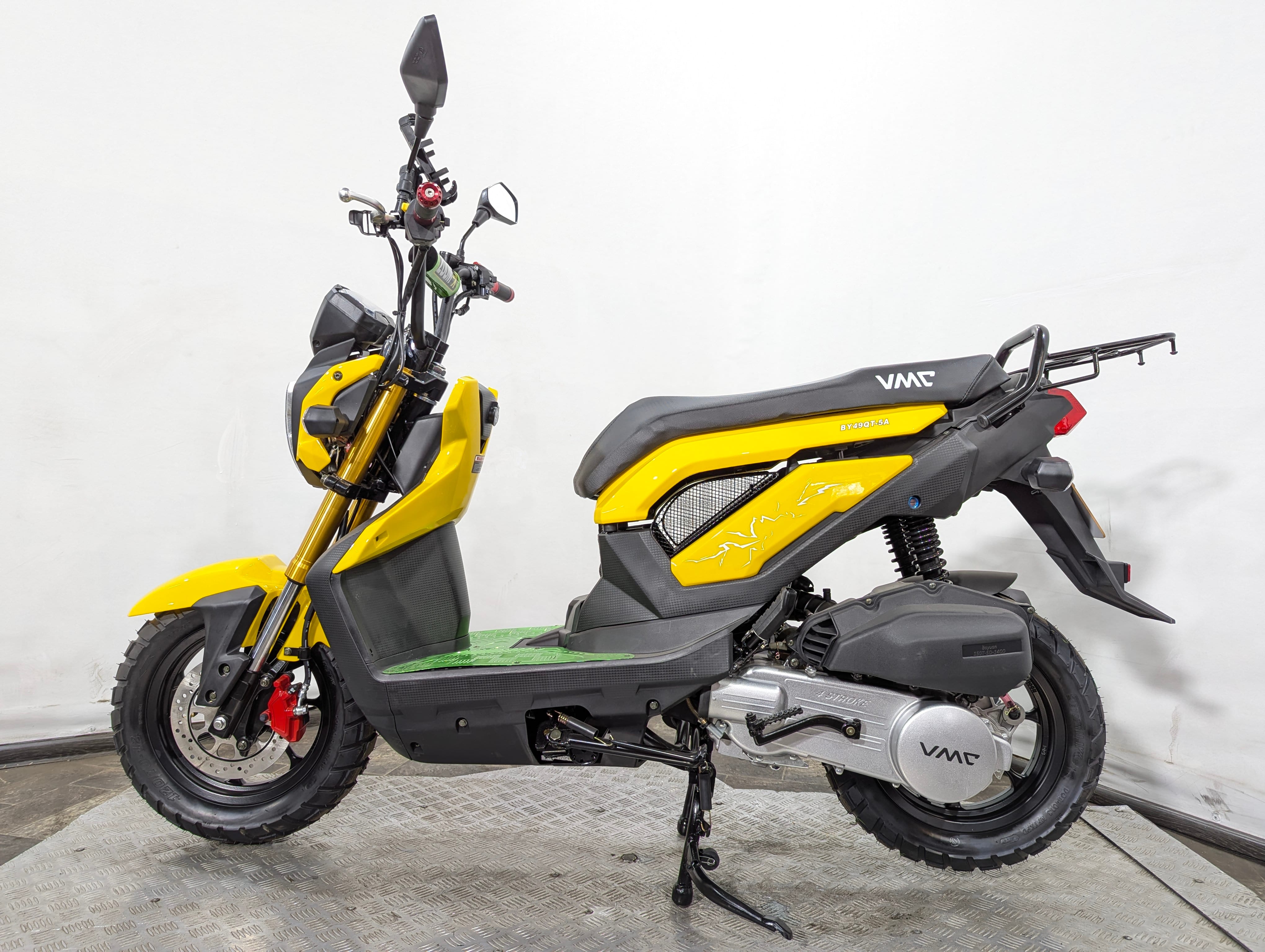 Скутер VENTO NAKED желтый (арт. vmc-naked-yellow)