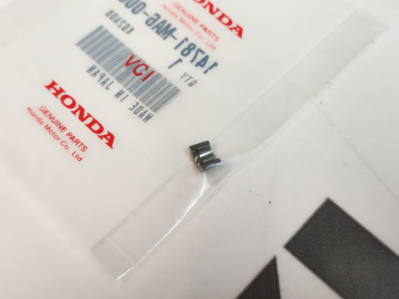 Сухарь клапана Honda Super Cub AA04, AA09, Giorno AF70, Dio 110 JF31 (14781-MA6-000) оригинал