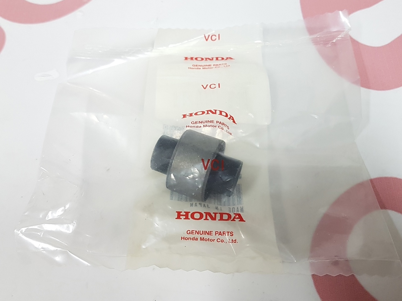 Сайлентблок двигателя (d-28х10мм. , L-17х37мм.) Honda Crea Scoopy AF55, Dio AF56, AF57, Zoomer AF58 (11102-GEE-003) оригинал