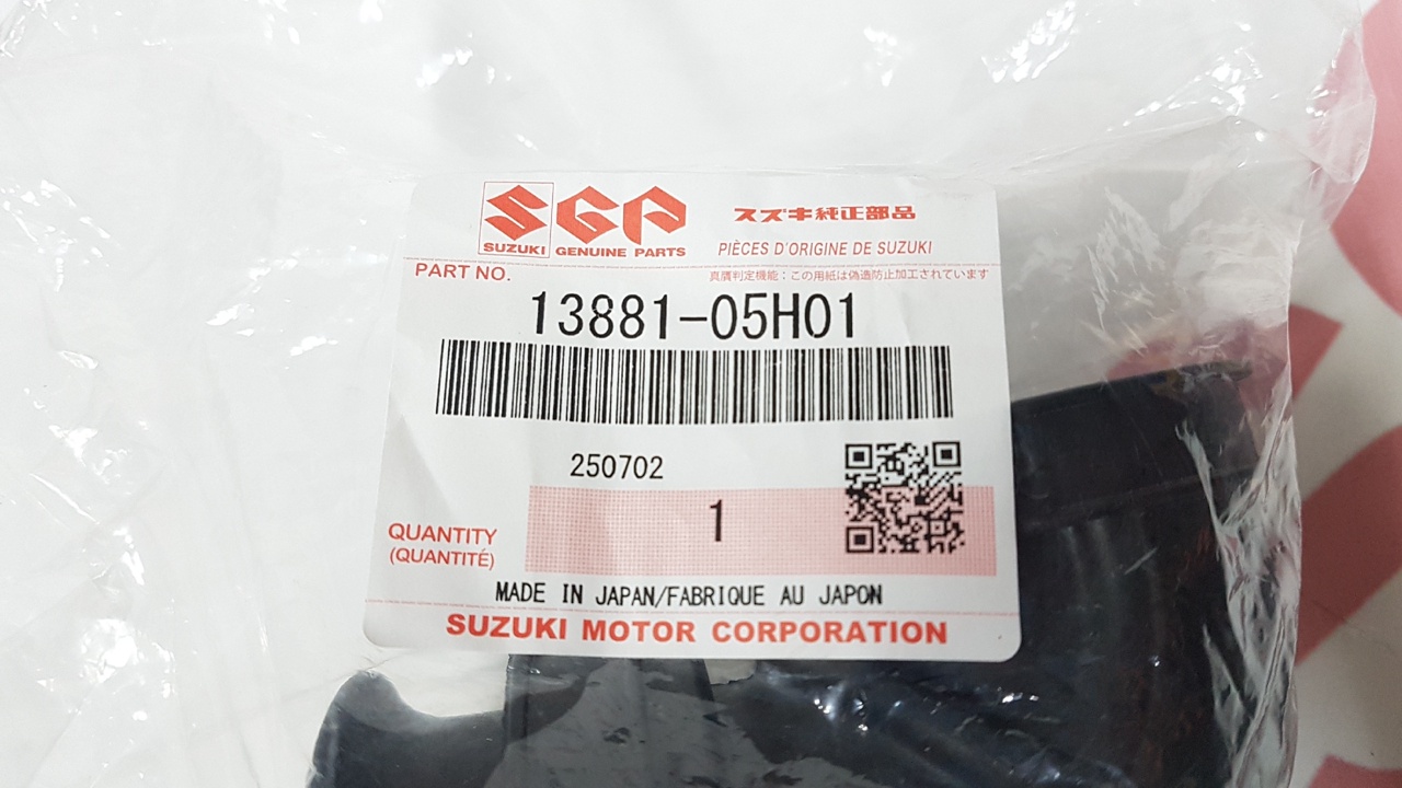 Патрубок воздушного фильтра Suzuki Skywave 250 / 400  CJ44A / CJ45A / CJ46A, CK44A / CK45A (13881-05H00; 13881-05H01) оригинал