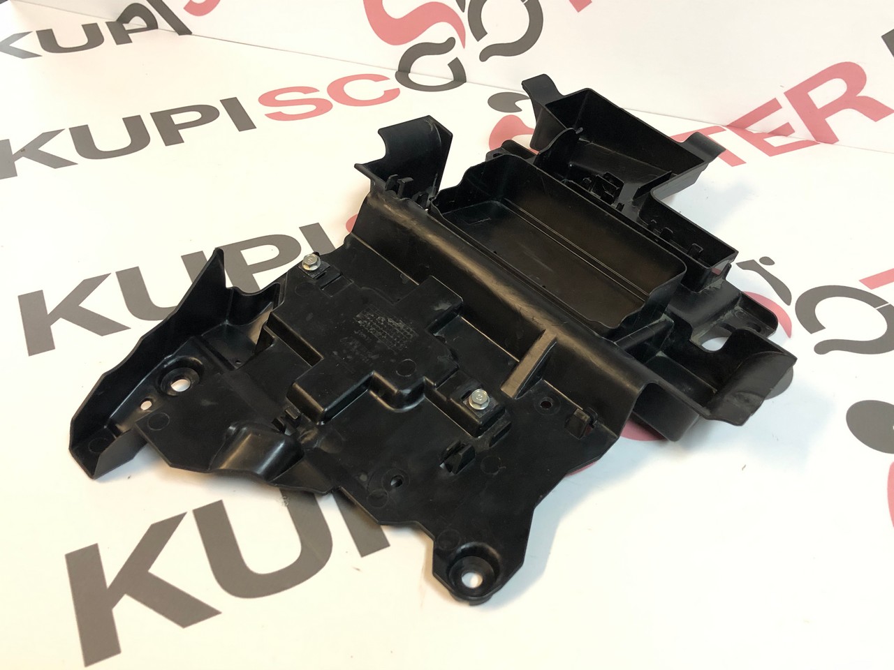 Пластик подседальный Honda Benly AA05 (81326-GJE-900) Б/У