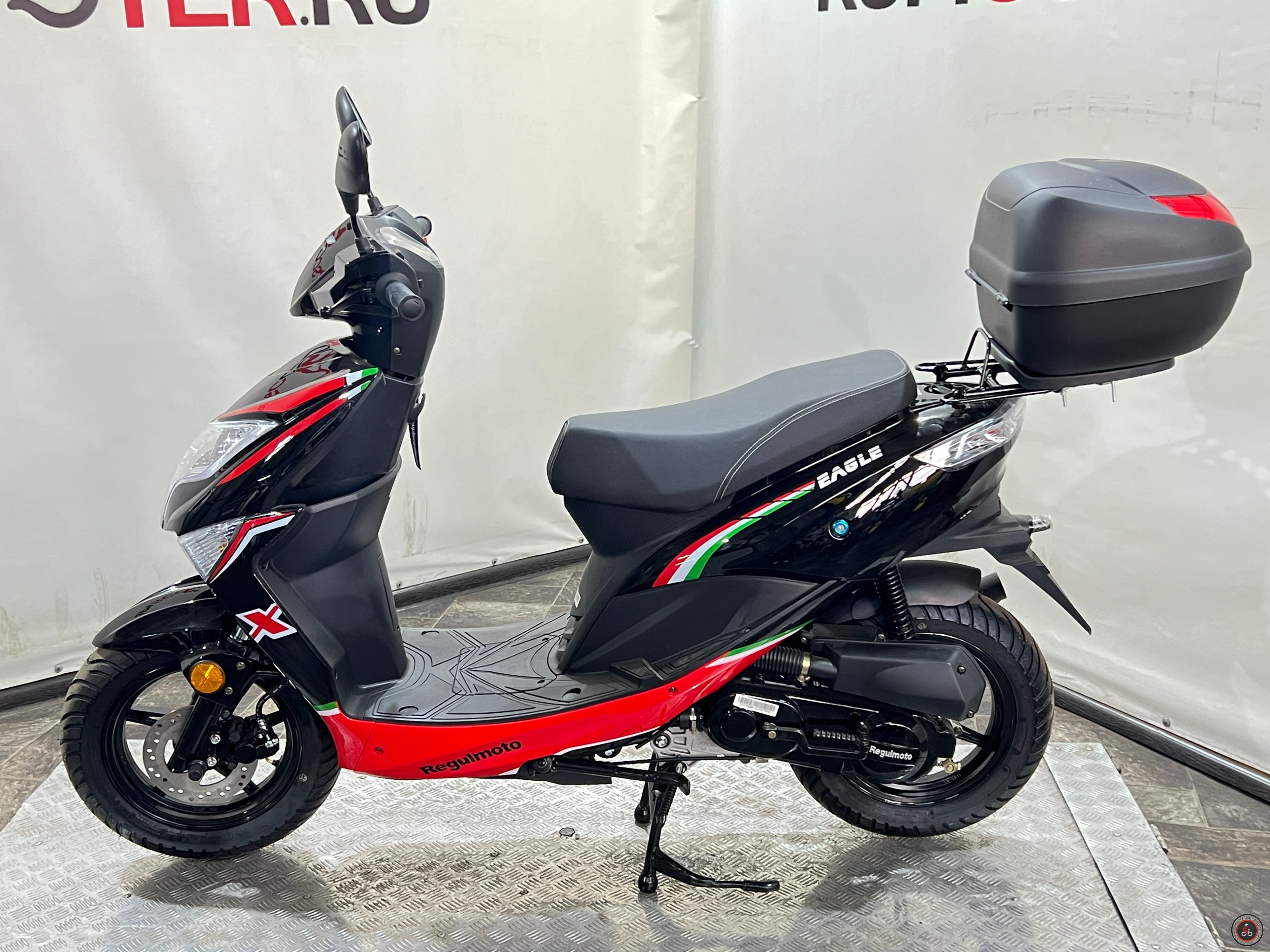 Скутер Regulmoto Eagle 50 Черный-Красный с Кофром - Емкость топливного бака: 5,5 л
