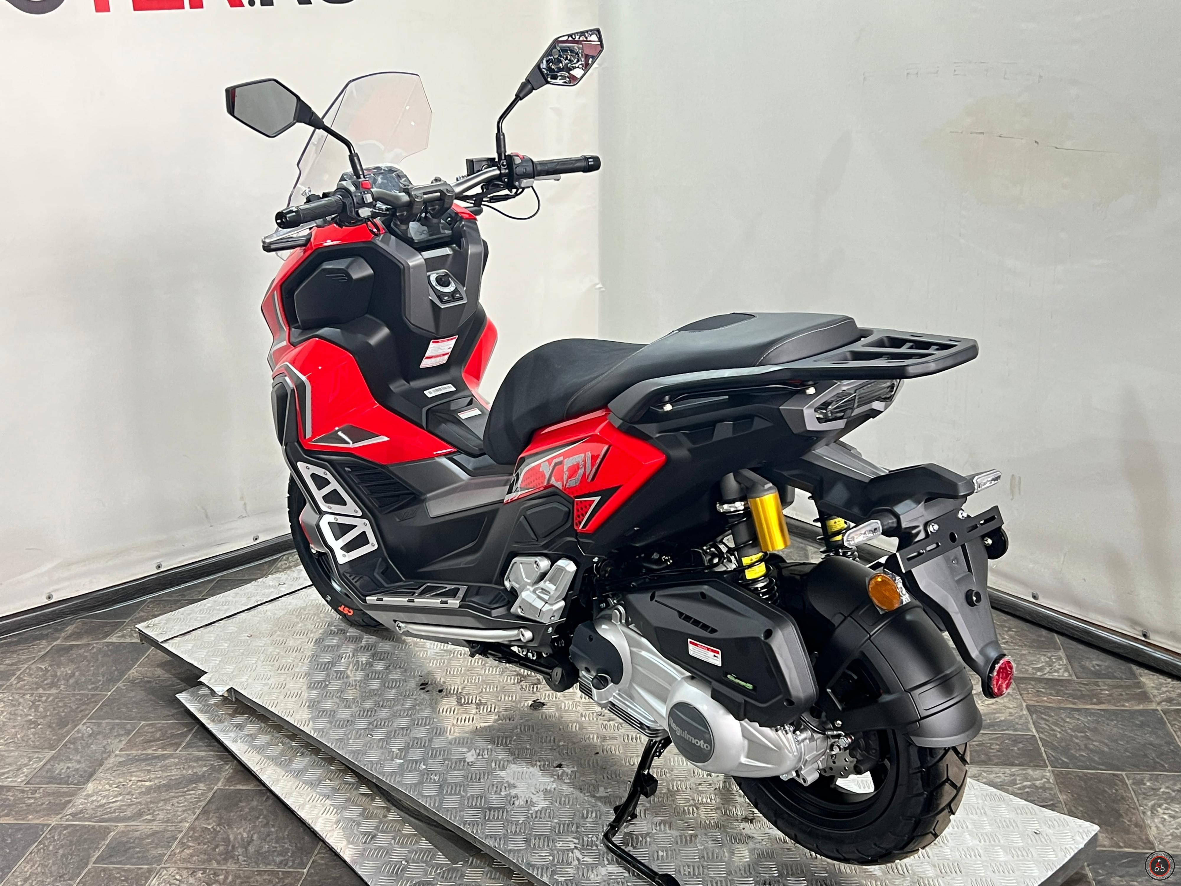 Скутер Regulmoto XDV PRO 300 c ABS LONGJIA (Красный) - Емкость топливного бака: 13,5 л