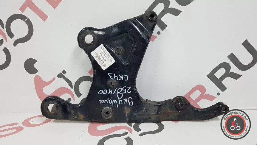 Крепление глушителя Suzuki SkyWave 250 / 400 CJ43A / CK43A (14410-15G10)  Б/У
