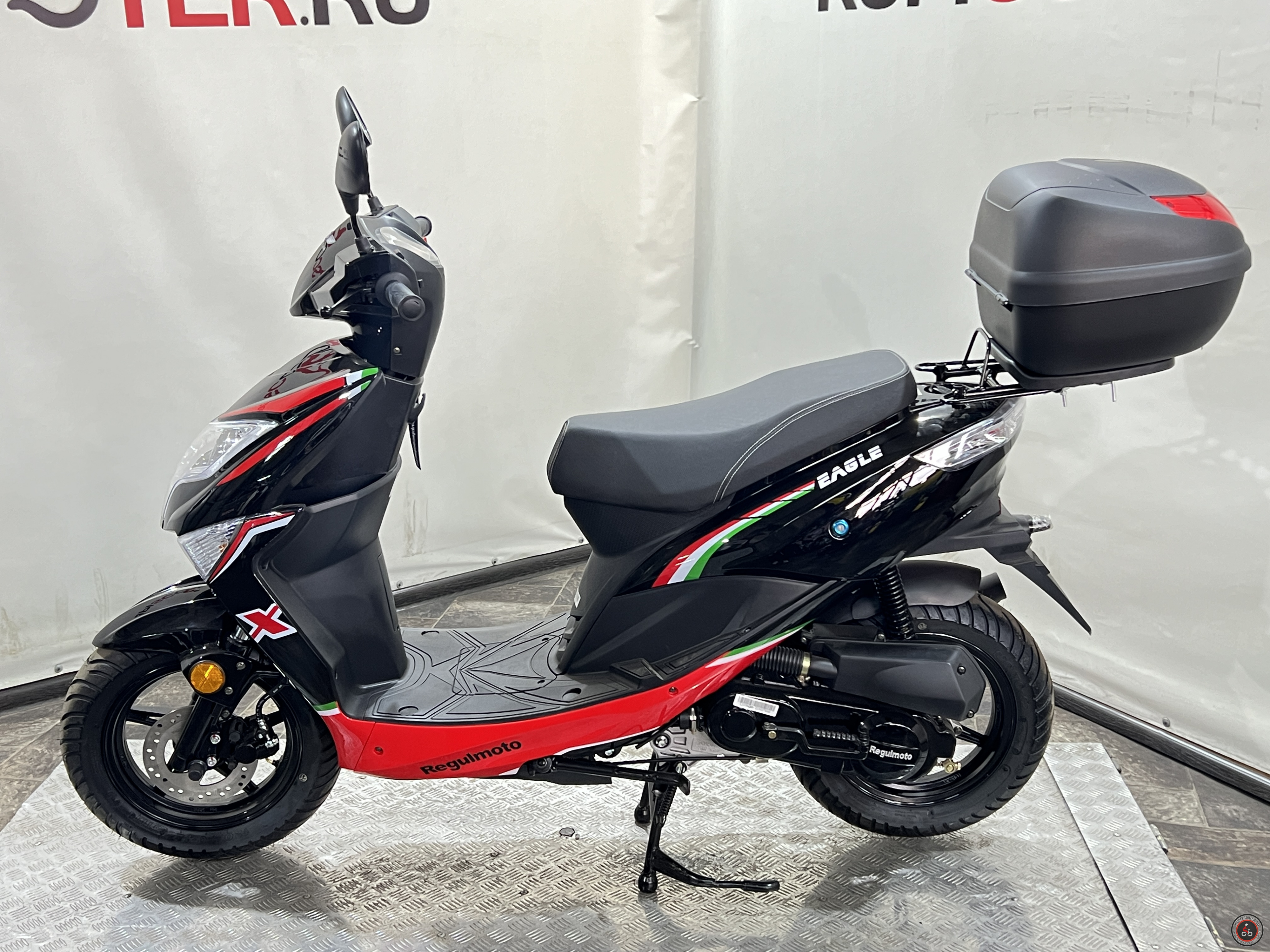 Скутер Regulmoto Eagle 50 Черный-Красный с Кофром - Объем двигателя: 49 см3