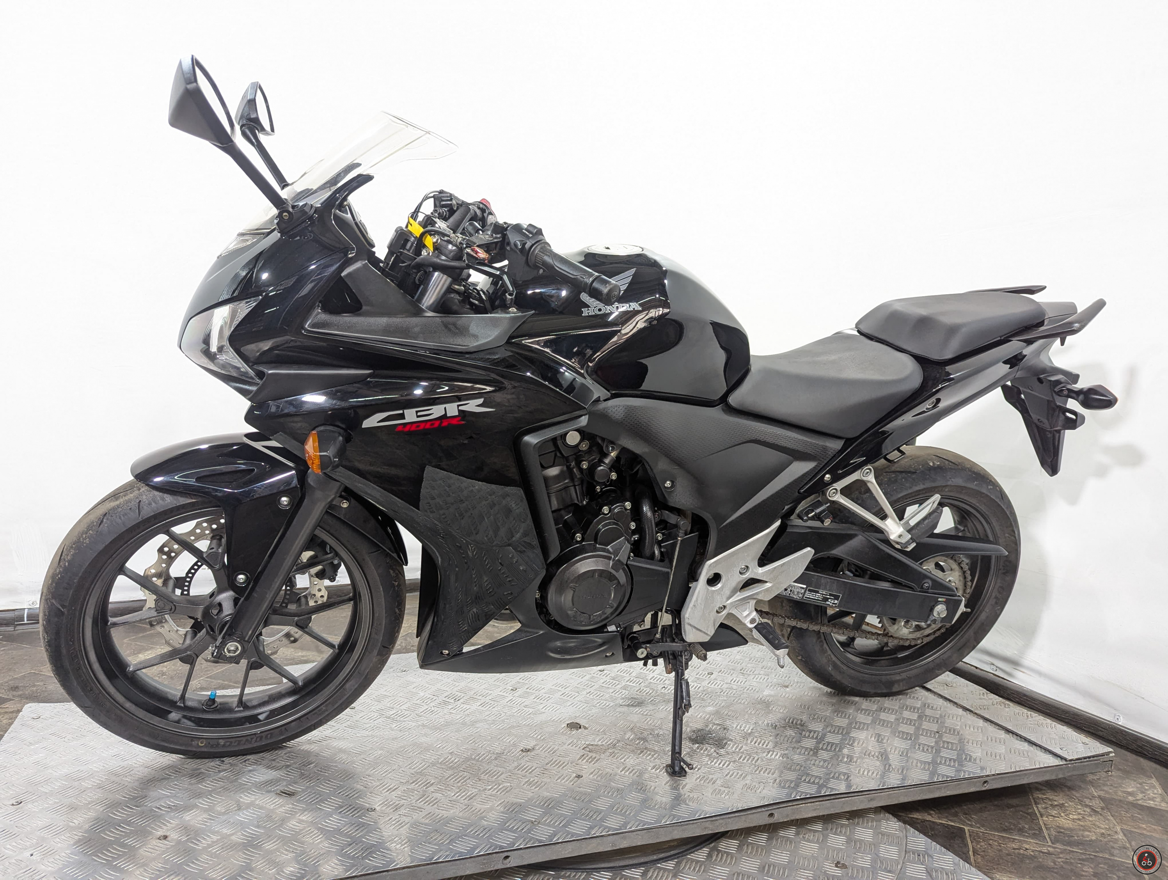 Мотоцикл Honda CBR400R - Емкость топливного бака: 15 л.