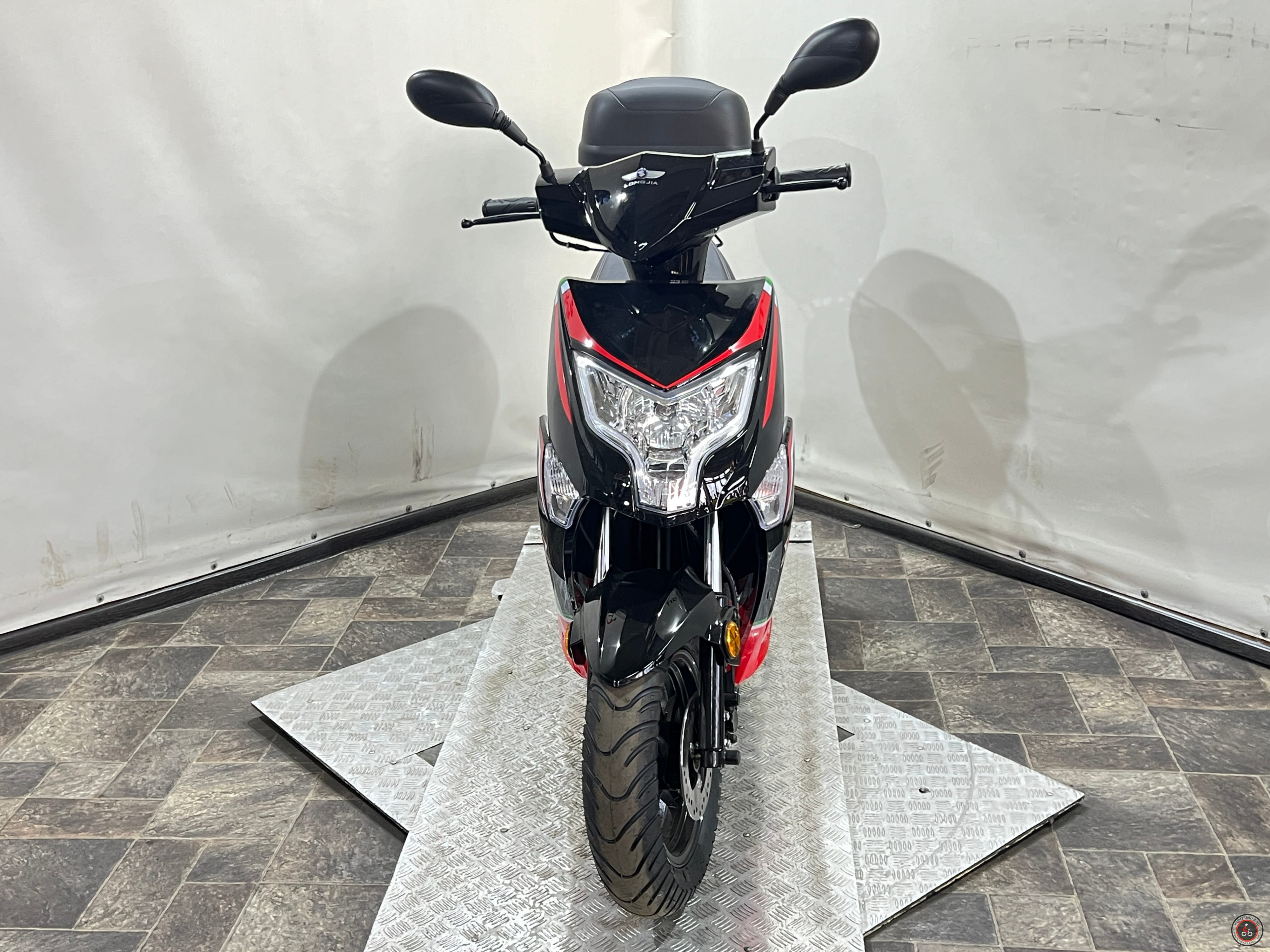 Скутер Regulmoto Eagle 50 Черный-Красный с Кофром - Объем двигателя: 49 см3