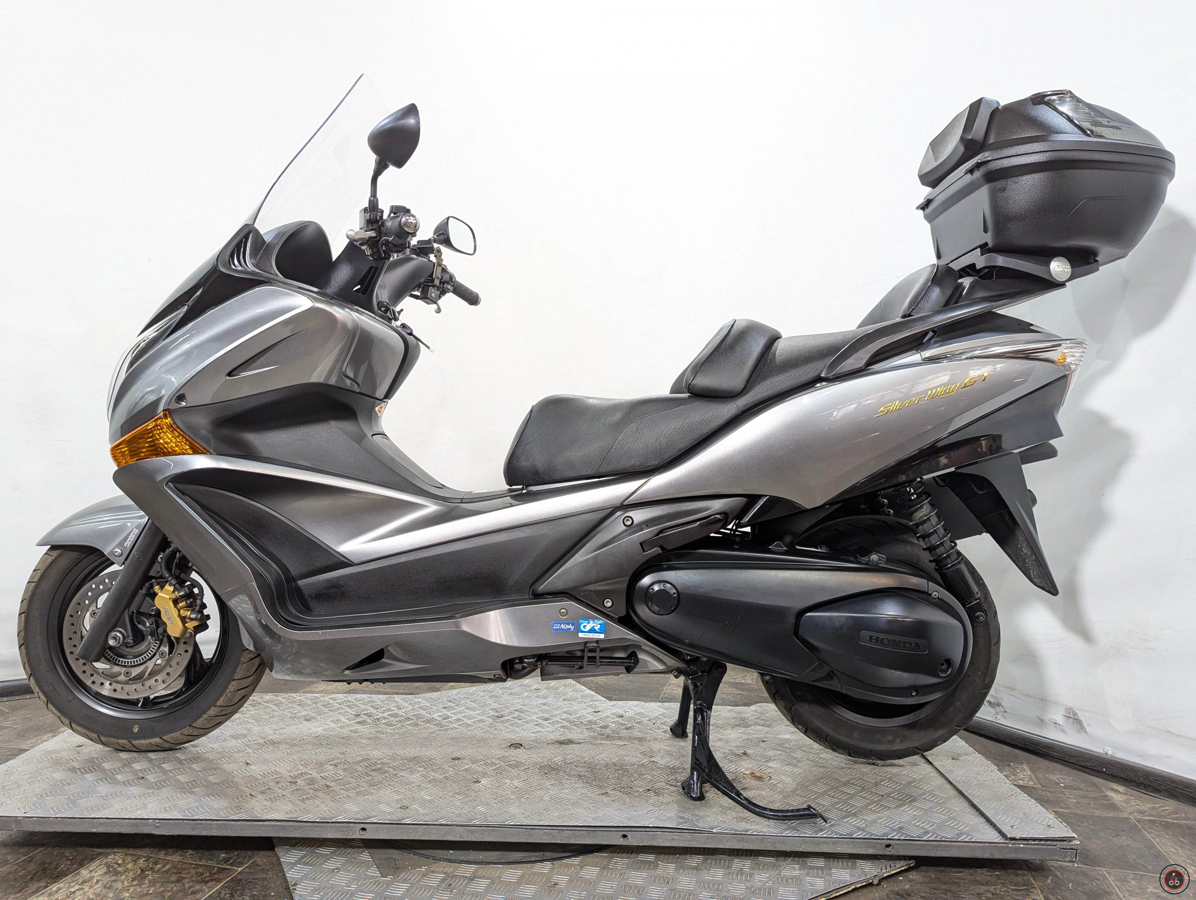 Скутер Honda Silverwing 600 GTA PF02 ABS 2015г. - Емкость топливного бака: 16 л.