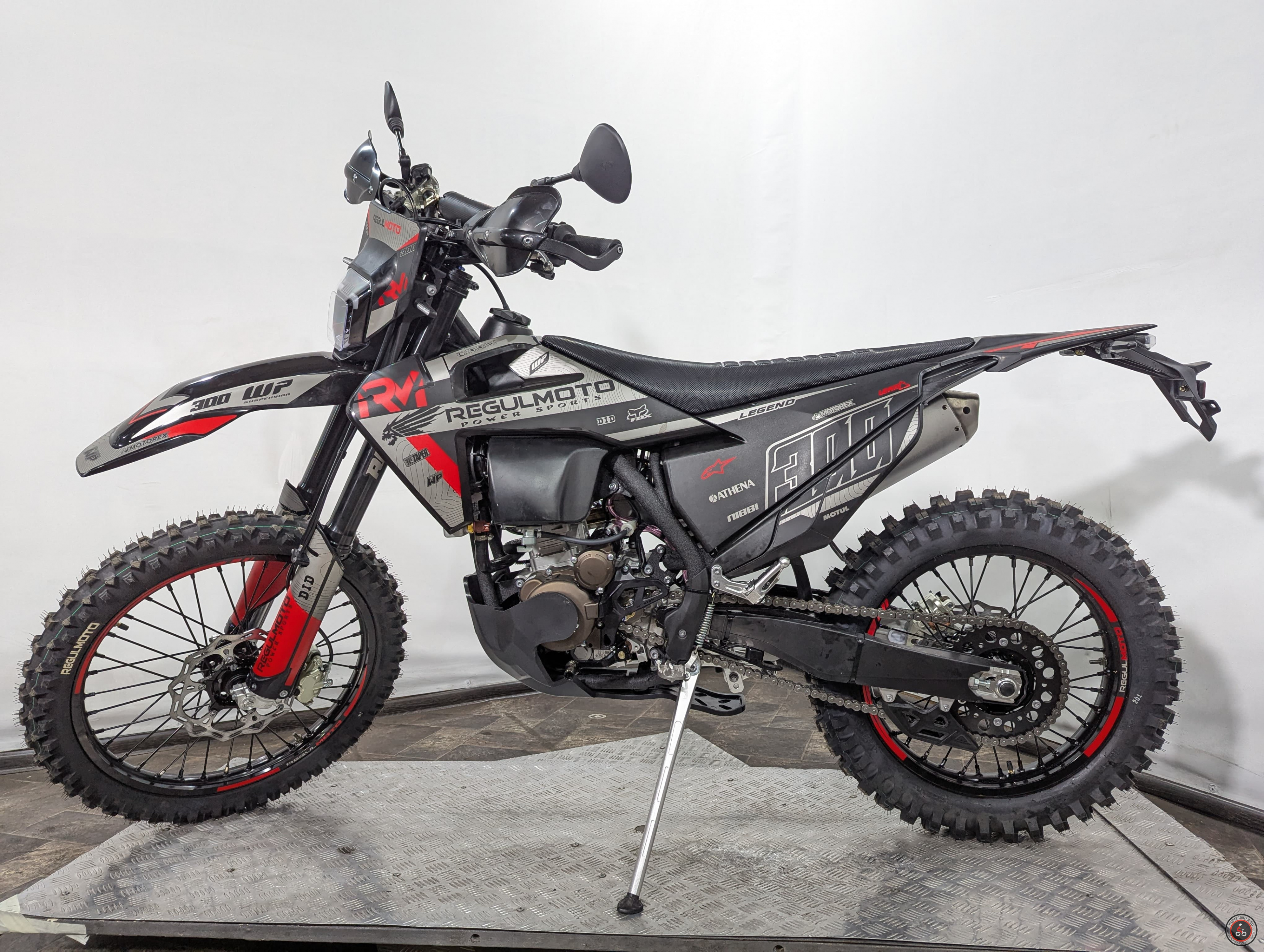 Мотоцикл Regulmoto Legend 300 красный - Объем двигателя: 292