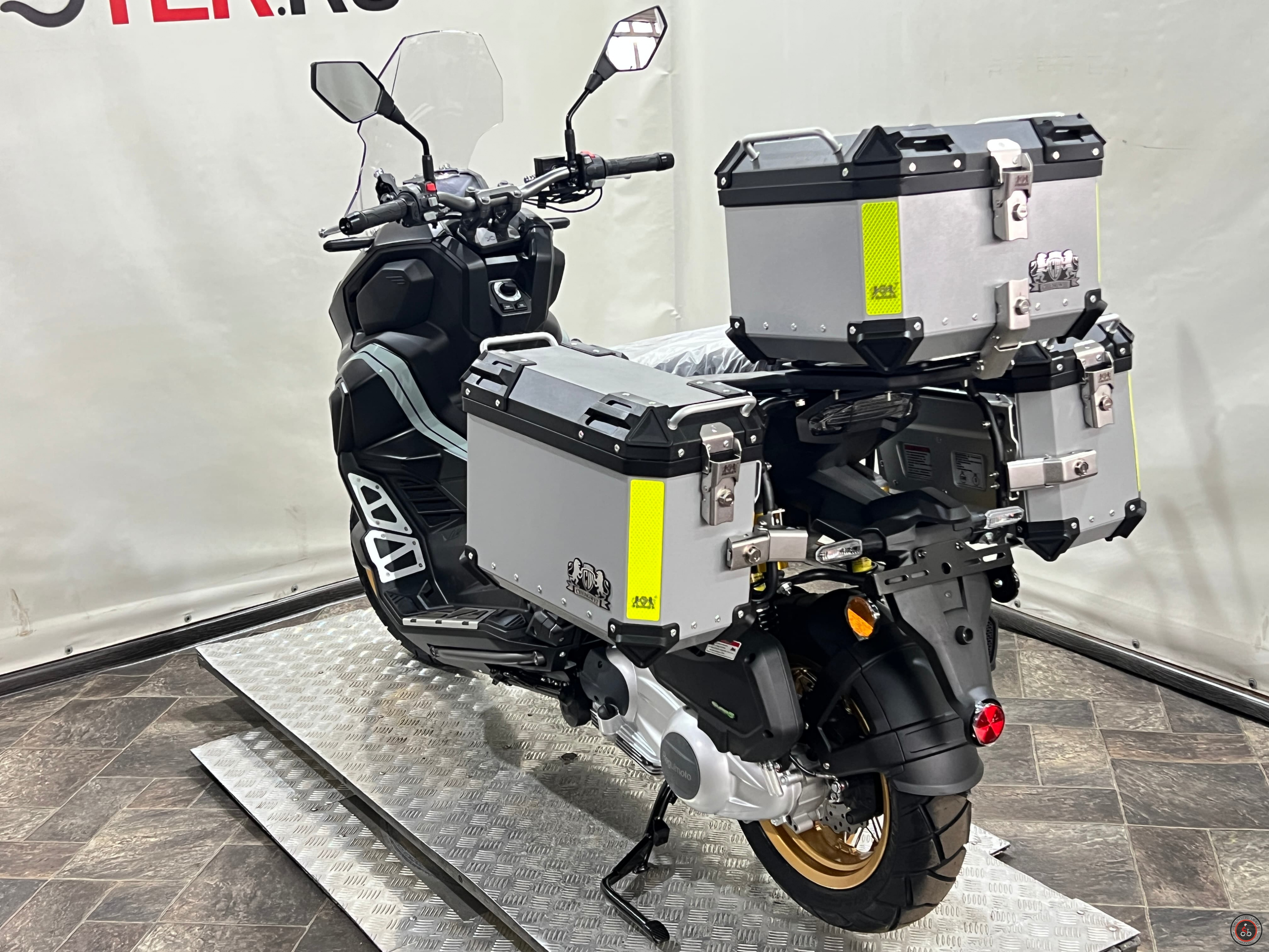 Скутер Regulmoto XDV ADVENTURE 300CC 4T в комплекте с кофрами (LJ300T-18) EFI Черный - Объем двигателя: 300куб.см