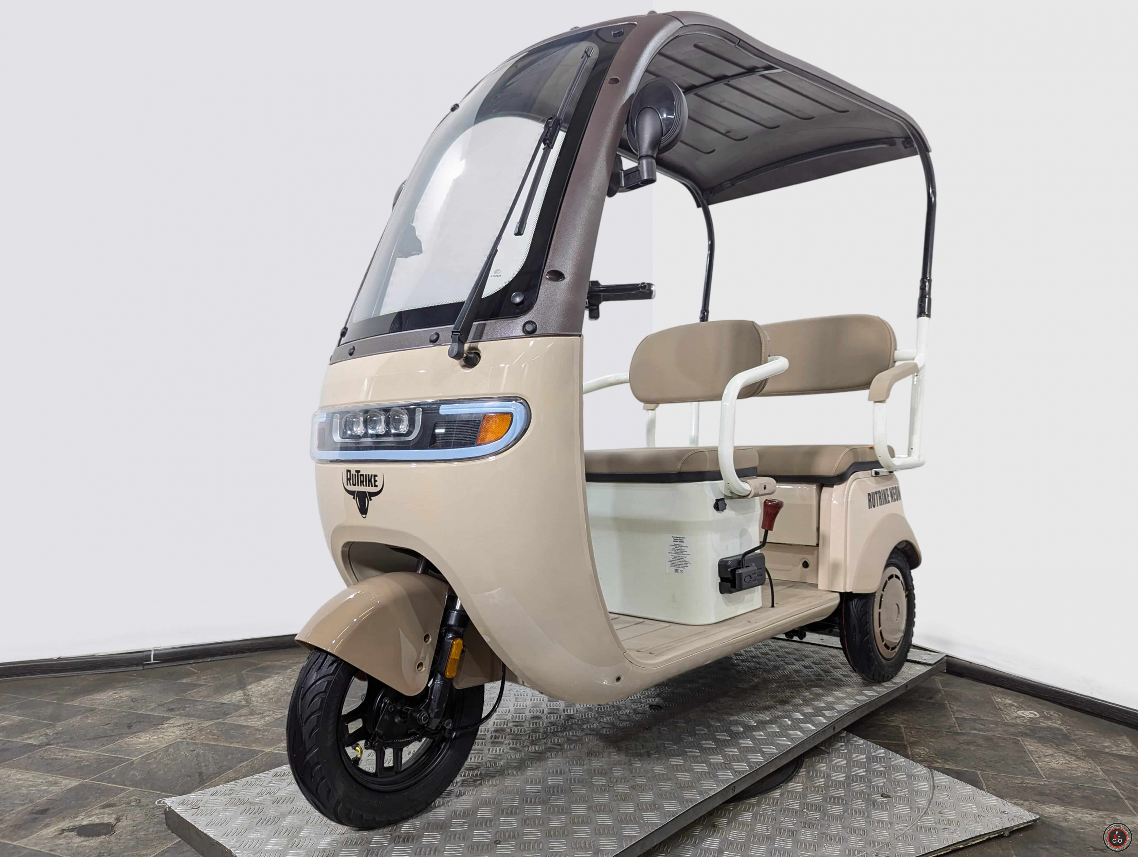 Электротрицикл Rutrike Неон бежевый