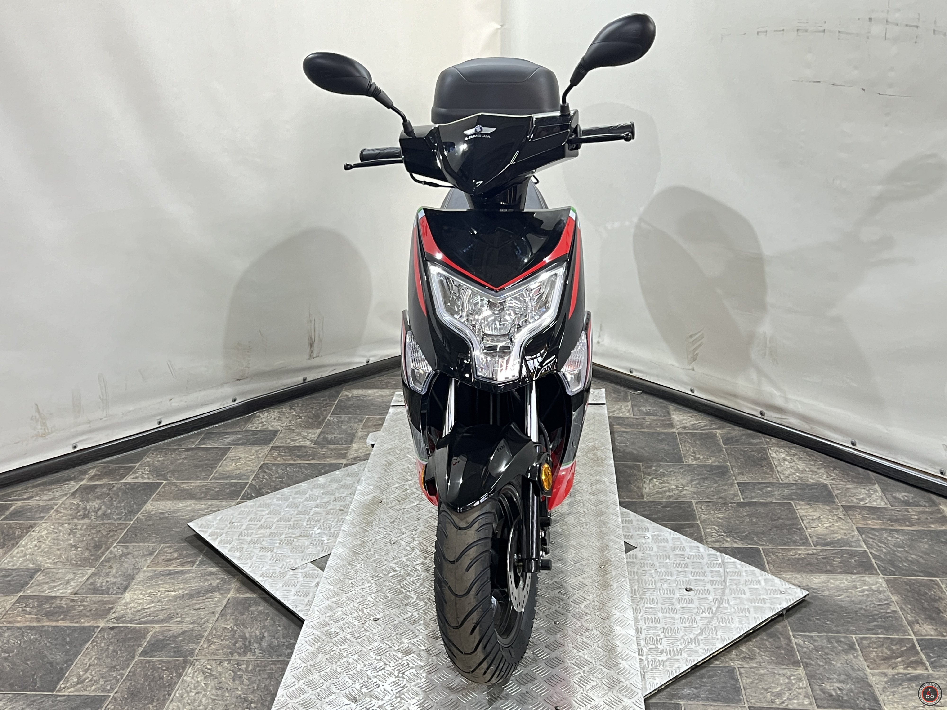 Скутер Regulmoto Eagle 50 Черный-Красный с Кофром - Емкость топливного бака: 5,5 л