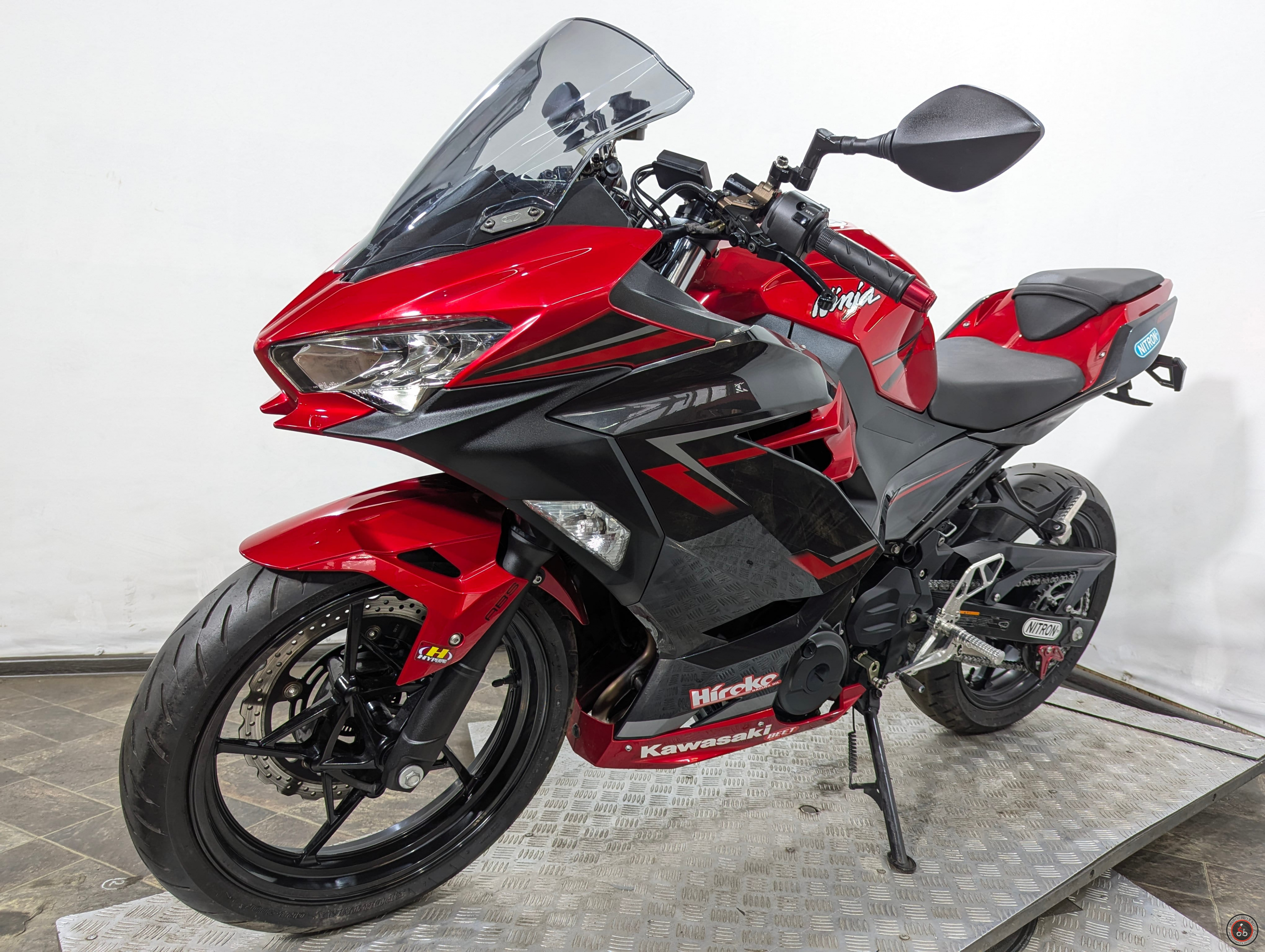 Мотоцикл Kawasaki Ninja 400 EX400G - Емкость топливного бака: 14 л.