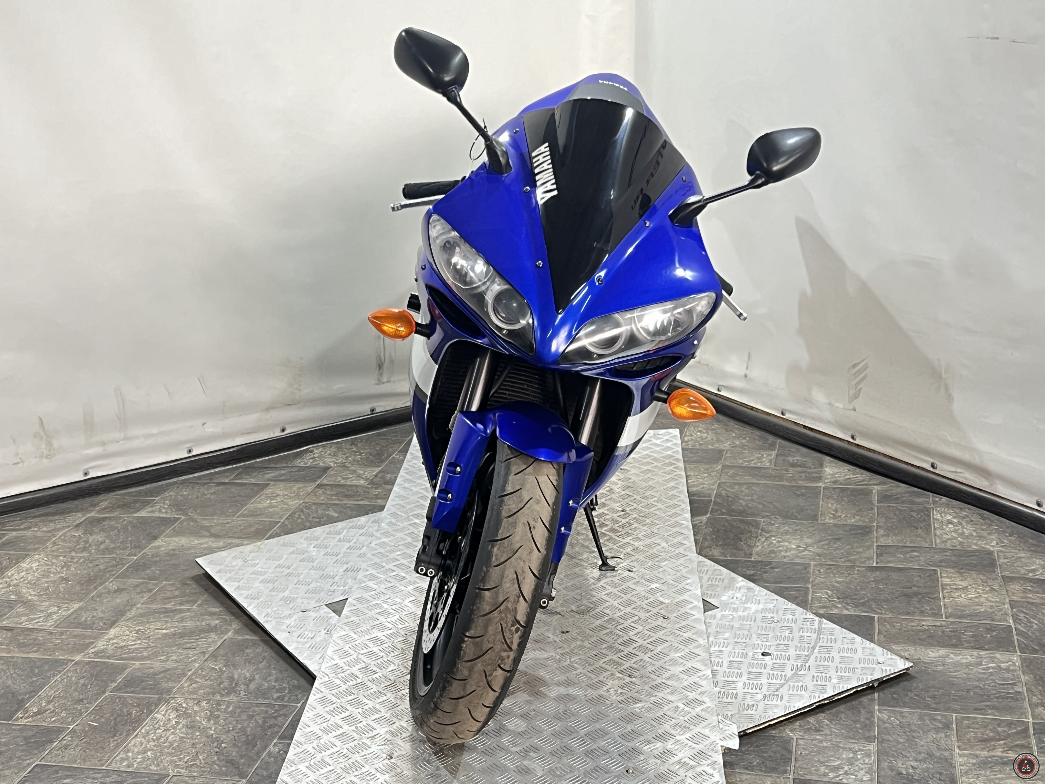Мотоцикл Yamaha YZF-R1  2005г.в - Объем двигателя: 998 cc