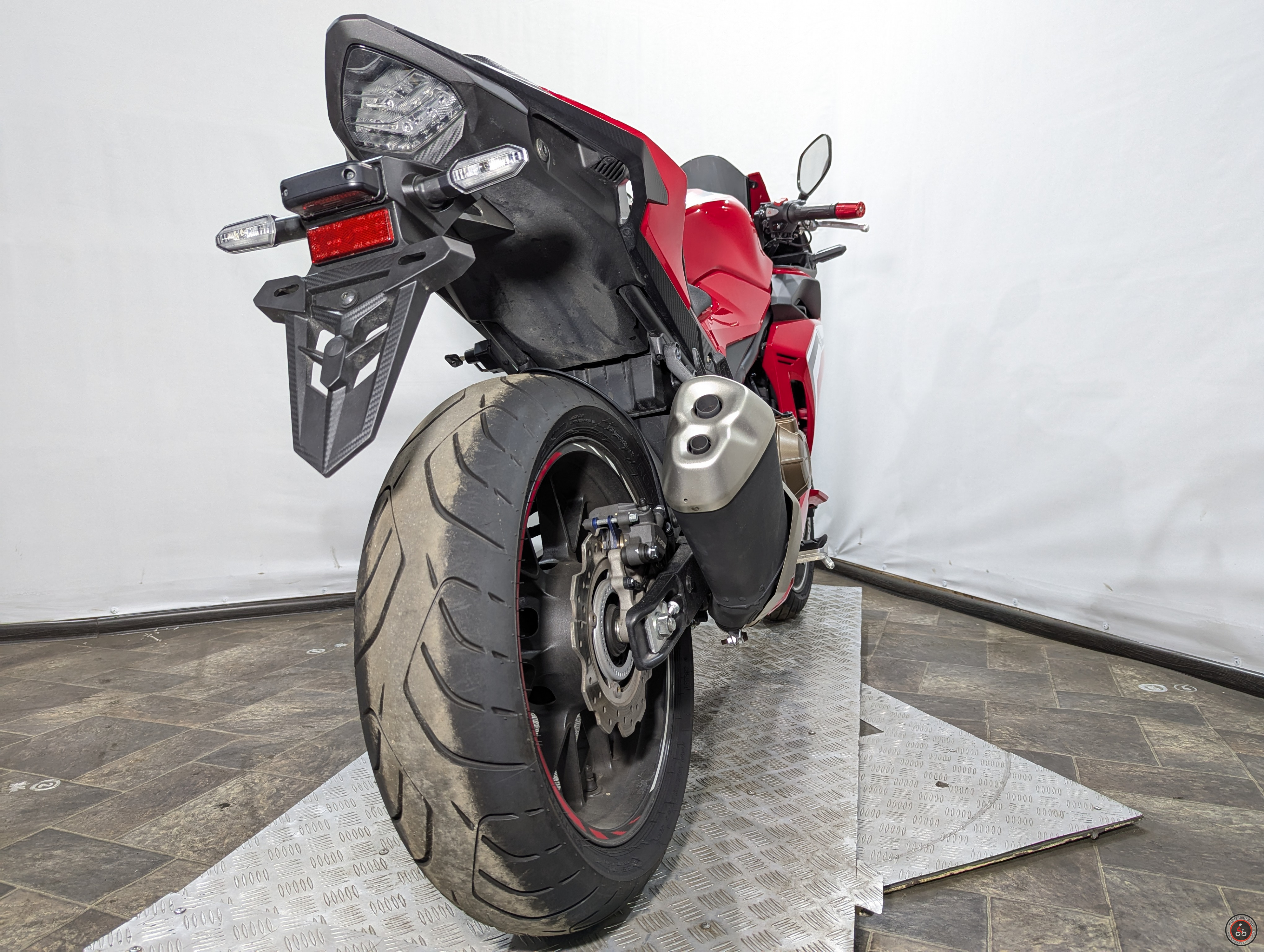 HONDA CBR400R-2 - Емкость топливного бака: 15 л.