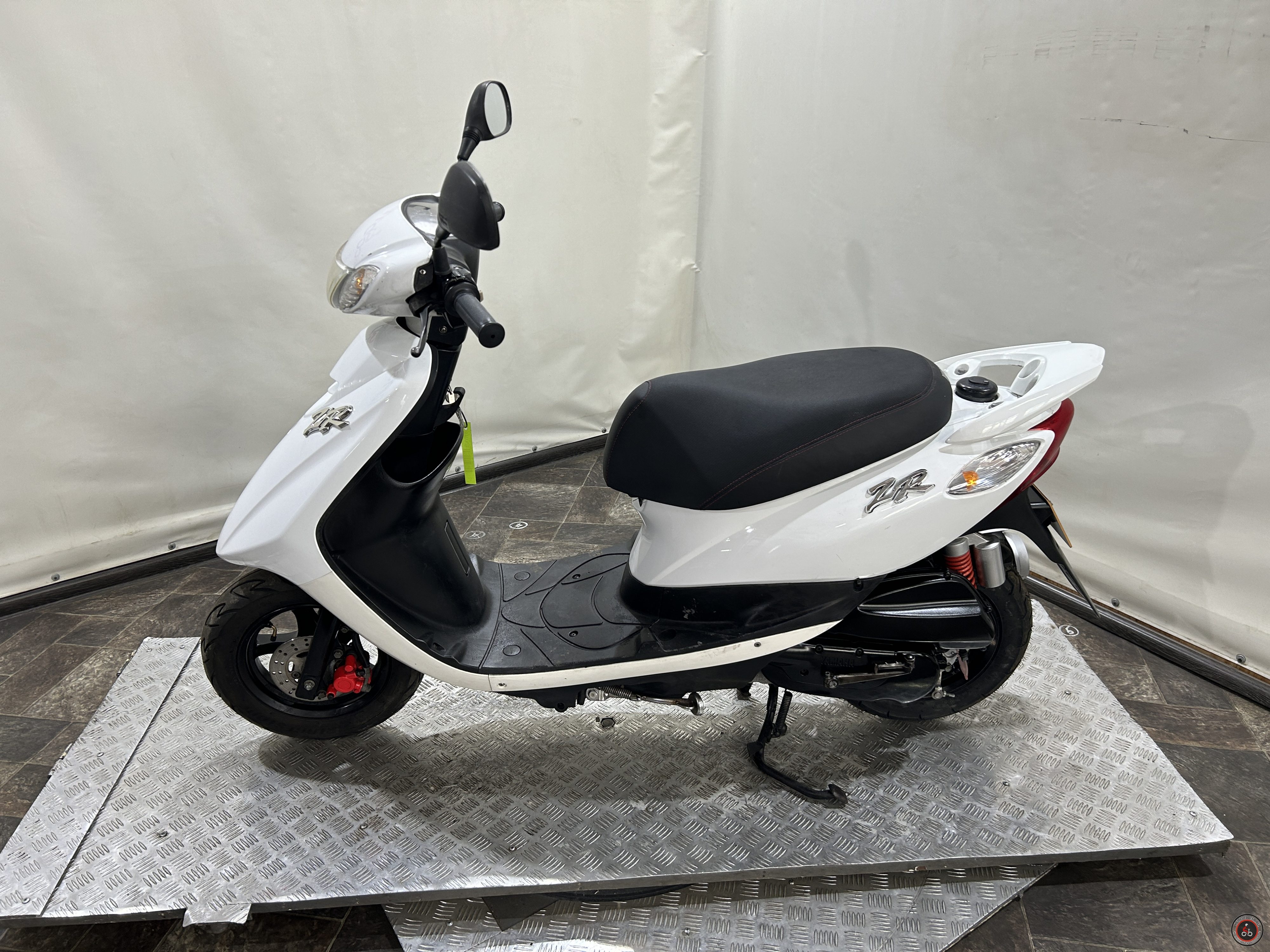 Скутер Yamaha Jog ZR FI Белый 2009г. - Объем двигателя: 49.9 см3